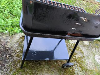 Barbacoa de metal negra
