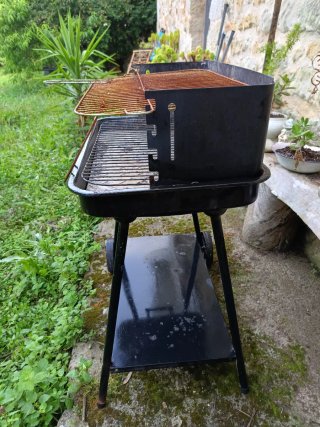 Barbacoa de metal negra