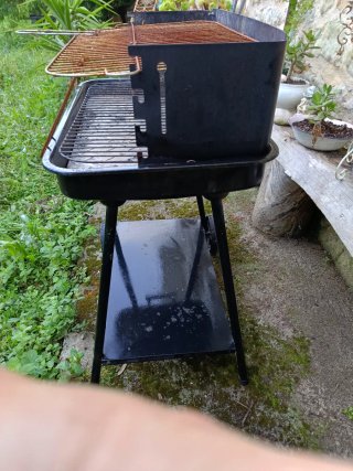 Barbacoa de metal negra