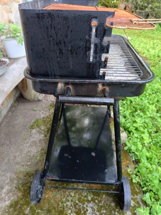 Barbacoa de metal negra