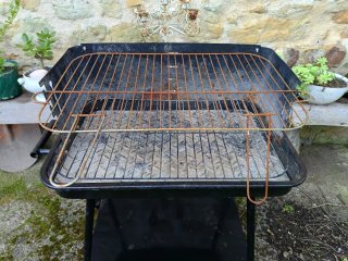 Barbacoa de metal negra