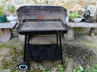 Barbacoa de metal negra
