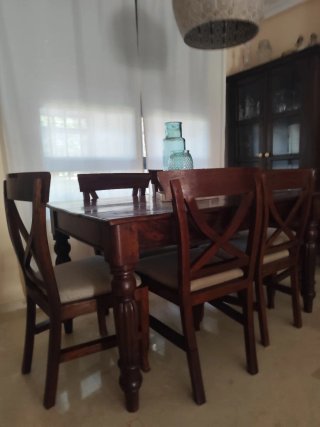 Mesa de comedor y sillas