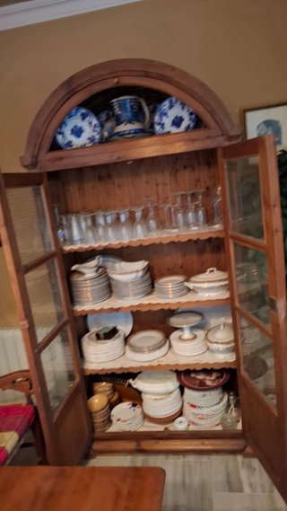 Alacena de madera con puertas de cristal
