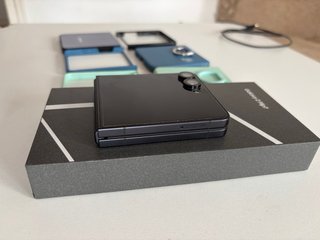 Samsung Galaxy Z Flip7 Fundas y Teléfono