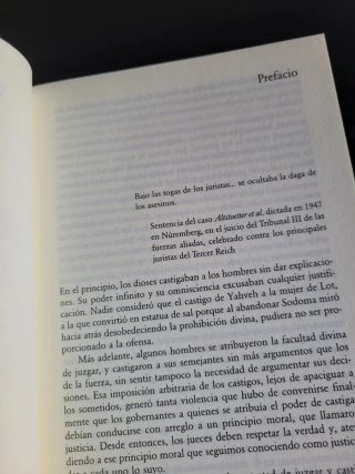 Bajo las togas