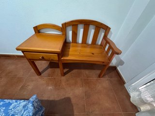 Sillón de madera con cajón