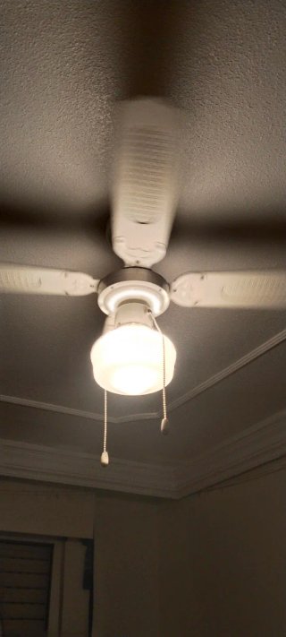 Ventilador de techo blanco con luz