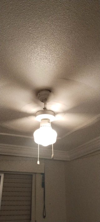 Ventilador de techo blanco con luz