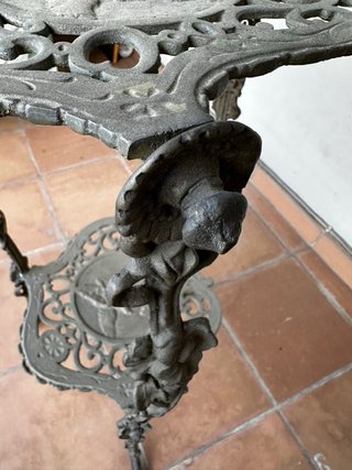 Mesa auxiliar antigua de bronce con 2 niveles
