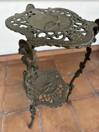 Mesa auxiliar antigua de bronce con 2 niveles
