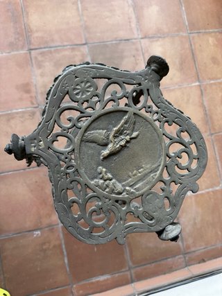 Mesa auxiliar antigua de bronce con 2 niveles