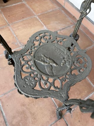 Mesa auxiliar antigua de bronce con 2 niveles