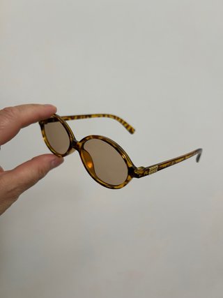 Occhiali da sole tartarugati ovali