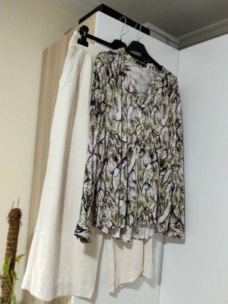 Set donna: pantaloni e camicia stampata