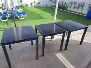 Mesas de bar rojas y negras