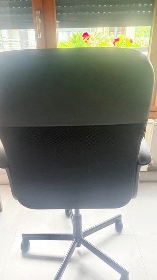 Silla giratoria de oficina negra