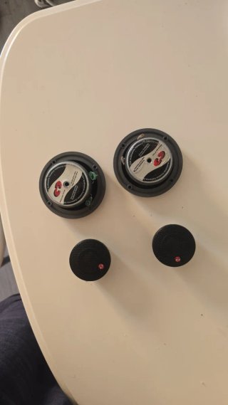 Altavoces Medios y Tweeters Negros