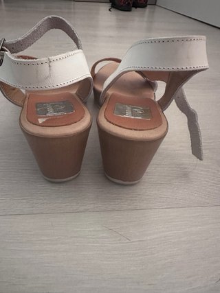 Sandalias cuña plateadas y blancas