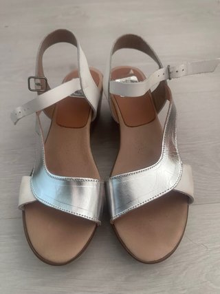Sandalias cuña plateadas y blancas