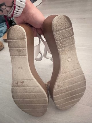 Sandalias cuña plateadas y blancas