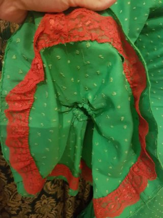 Traje de flamenca verde con lunares bordados