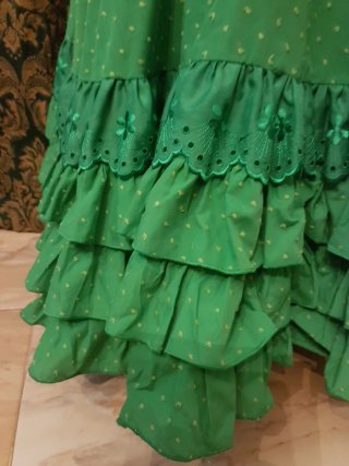 Traje de flamenca verde con lunares bordados