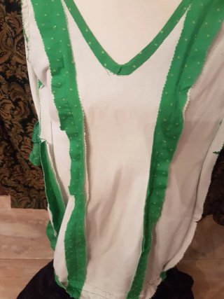 Traje de flamenca verde con lunares bordados