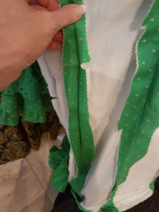 Traje de flamenca verde con lunares bordados