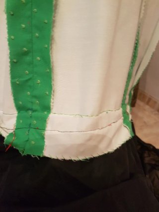 Traje de flamenca verde con lunares bordados