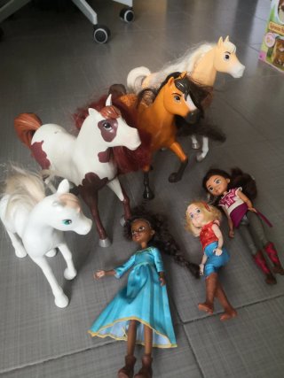 Juego de 4 caballos y 3 muñecas