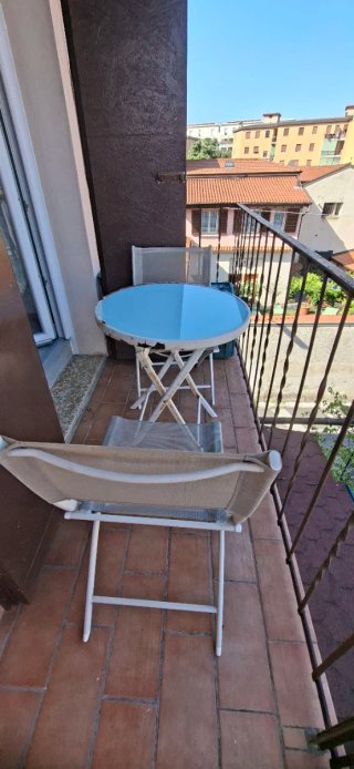 Tavolino rotondo in vetro con 2 sedie