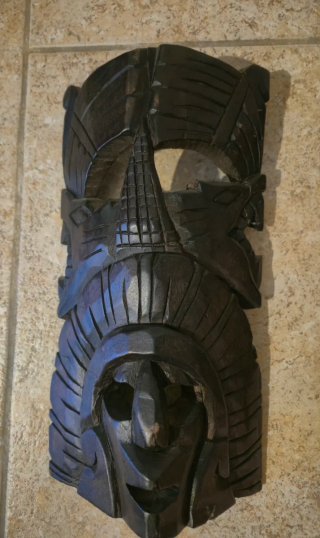 Figuras de madera estilo azteca