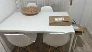 Mesa de comedor blanca y madera