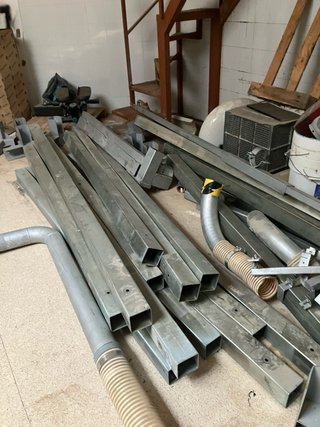 Postes de acero galvanizado;son 7de 9por9 de groso