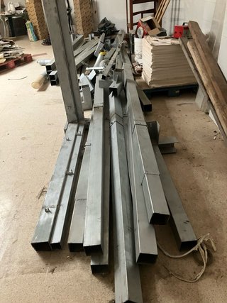 Postes de acero galvanizado;son 7de 9por9 de groso