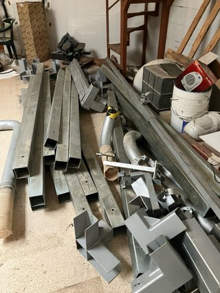 Postes de acero galvanizado;son 7de 9por9 de groso