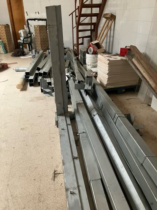 Postes de acero galvanizado;son 7de 9por9 de groso