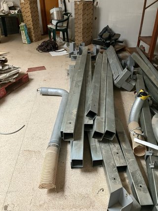 Postes de acero galvanizado;son 7de 9por9 de groso