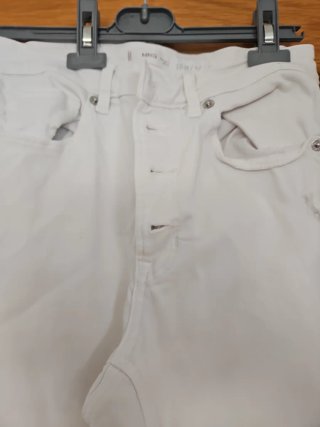 Pantalón vaquero Mango blanco roto