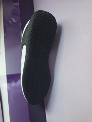 Zapatillas deportivas blancas y negras