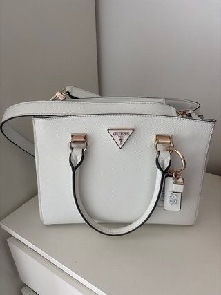 Bolso Guess blanco con detalles dorados