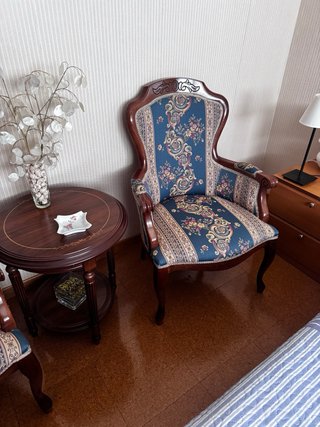 Muebles clásicos: 2 sillones y mesa