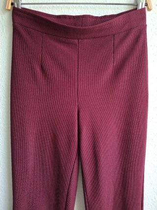 Pantalón acampanado canalé Bershka granate Talla S