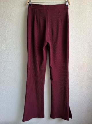 Pantalón acampanado canalé Bershka granate Talla S