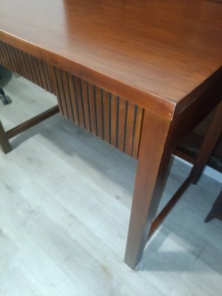 Escritorio antiguo de madera