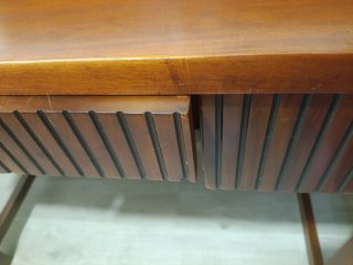 Escritorio antiguo de madera