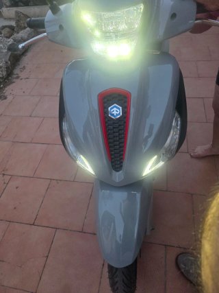Piaggio gris automática scooter