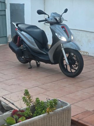 Piaggio gris automática scooter