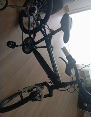 Bicicleta infantil negra con ruedines